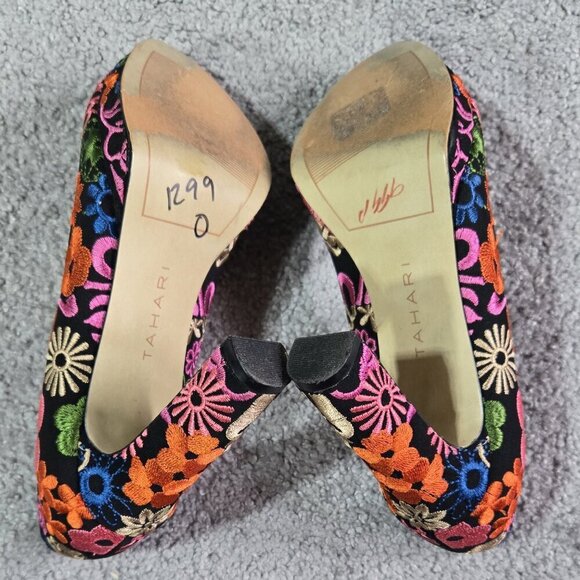 Tahari Brentwood Black Floral Embroidered Round Toe Pumps Hippie Retro Look - Picture 6 of 10